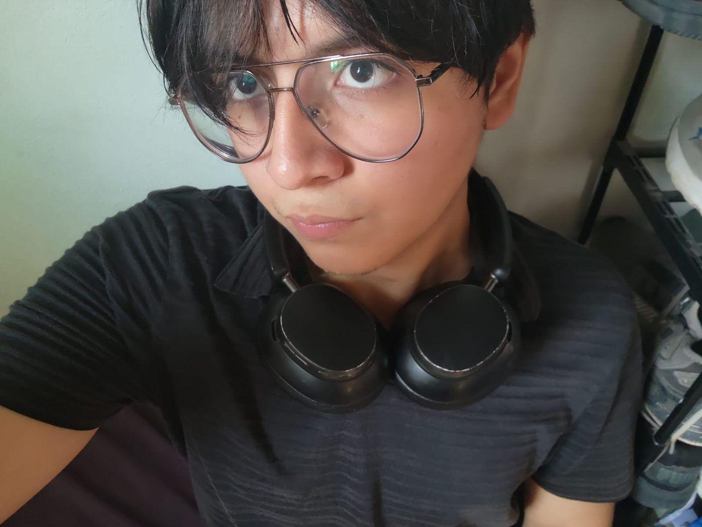 Selfie con camiseta negra y audífonos