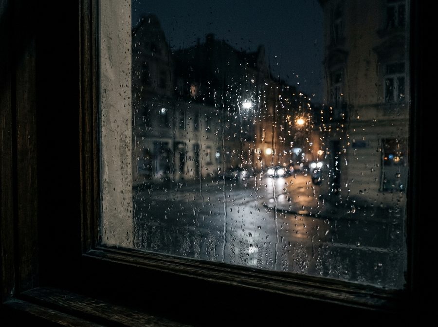 Ventana con lluvia de noche