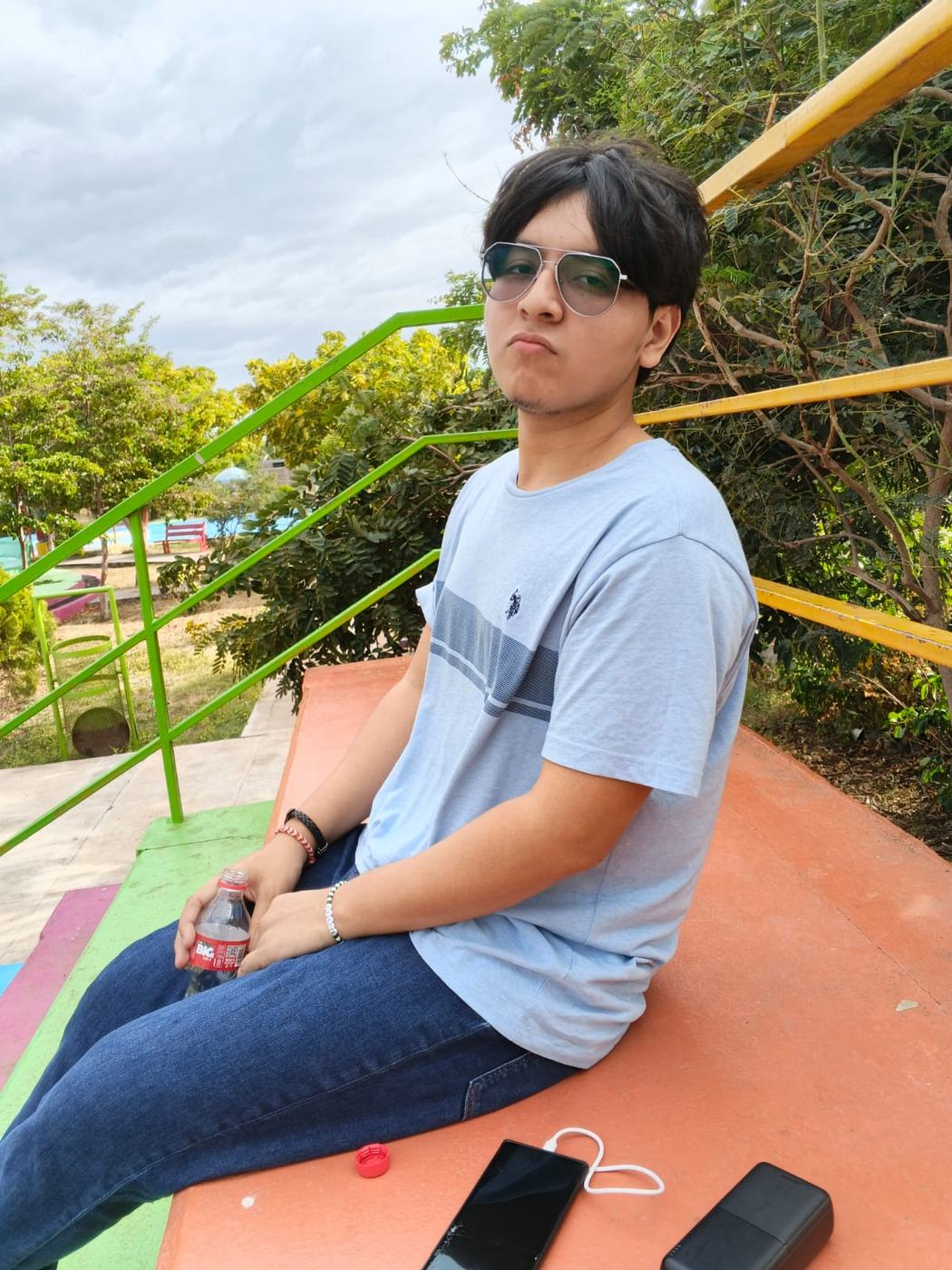 Sentado en el parque con lentes de sol