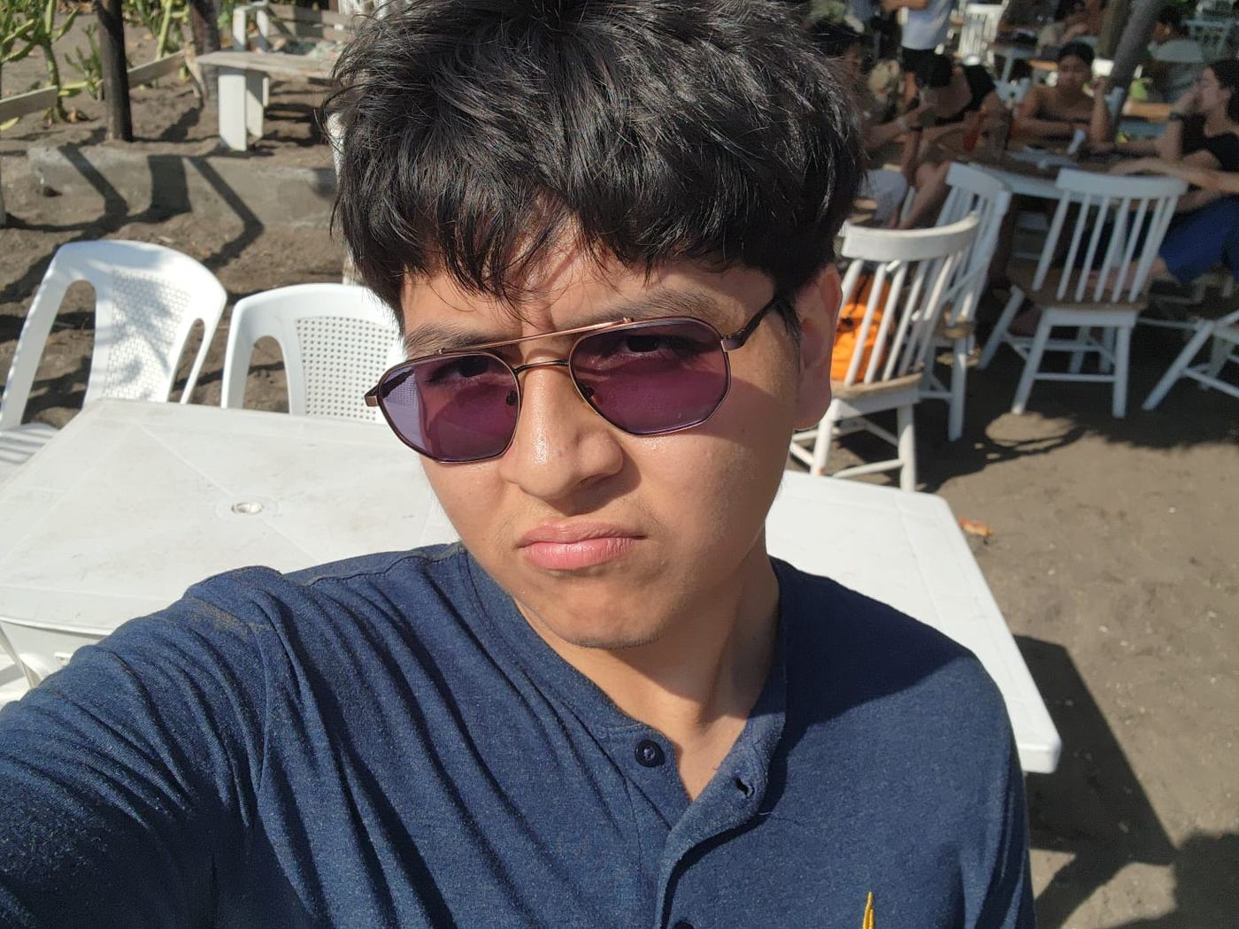 Selfie en la playa con lentes de sol