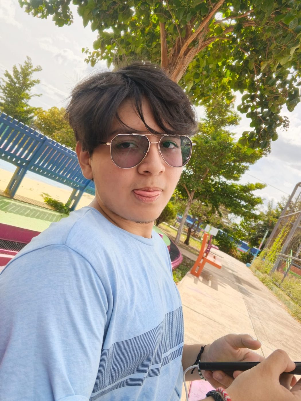 En el parque sacando la lengua